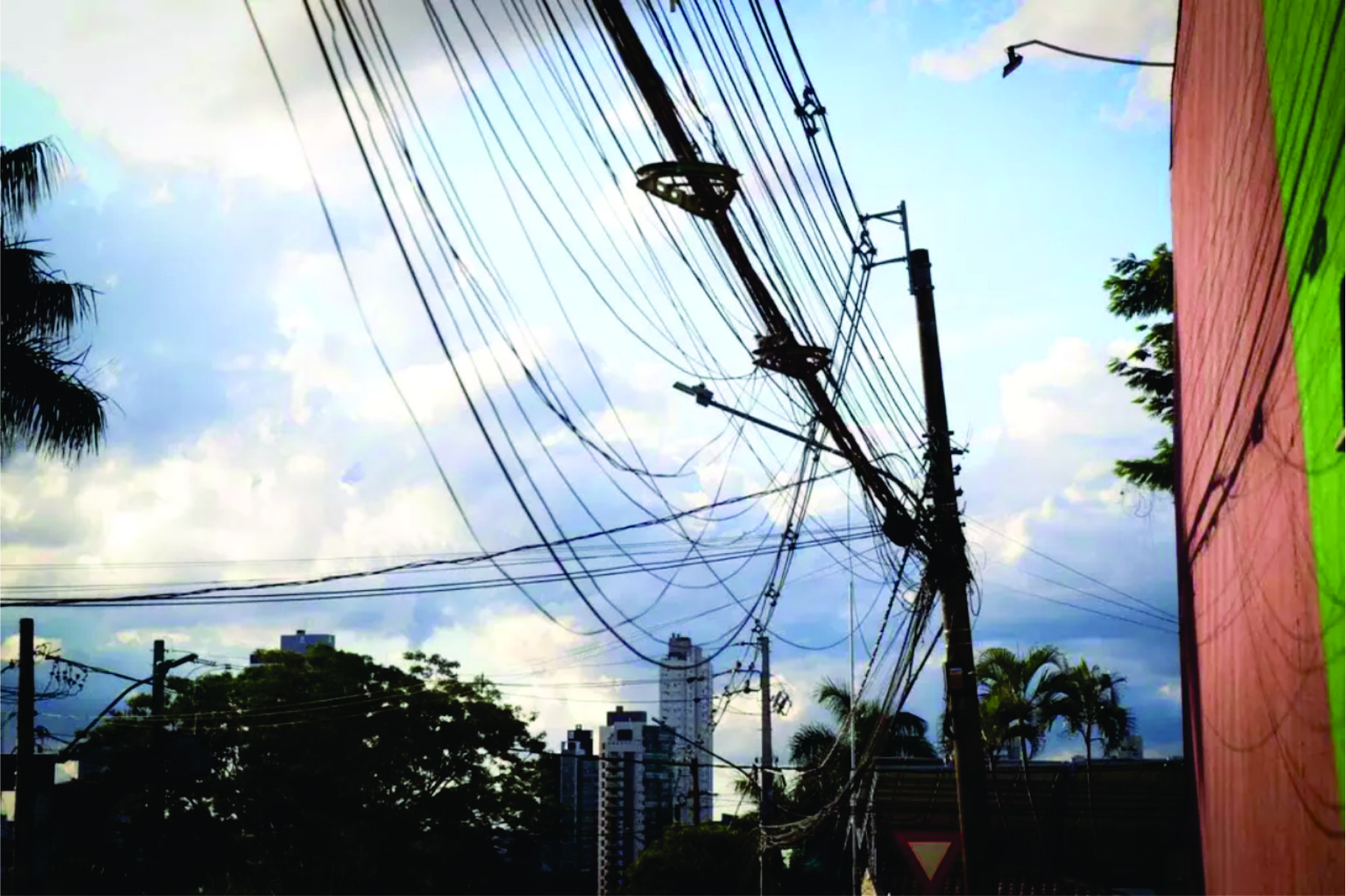 Postes com cabos desorganizados e infraestrutura aparente